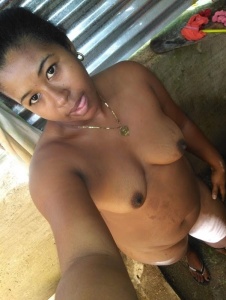 Maribel cuernera de Barahona me enseña el toto por camara