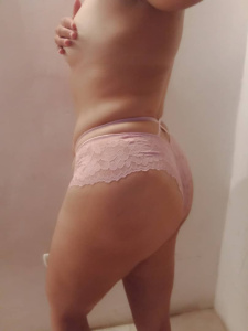 Aburrida y con ganas de tener una verga dura 