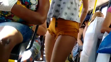 Graba a chica culona de short naranja en bus