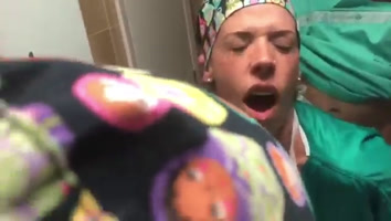 Doctor echándole un polvo a enfermera en el baño del hospit