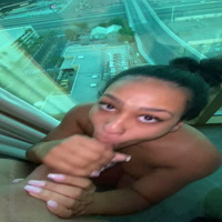 La lleva a su Penthouse a que le coma la verga