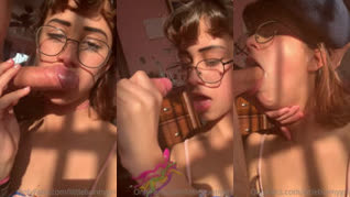 Adolescente universitaria lo chupa como si fuera una paleta de helado