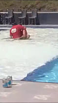 Morena le encanta que le den en la piscina 