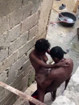 Brechando a los vecinos singando en el callejón 