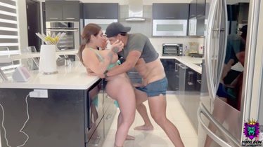 Le propone a la mujer d su mejor si le podria mamar esas tetotas