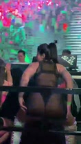 Puta muestra el culo en el baile 